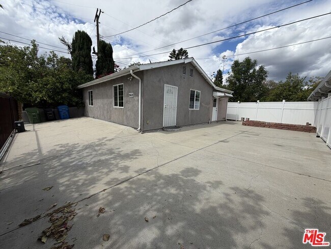 Building Photo - 18601 Hiawatha St