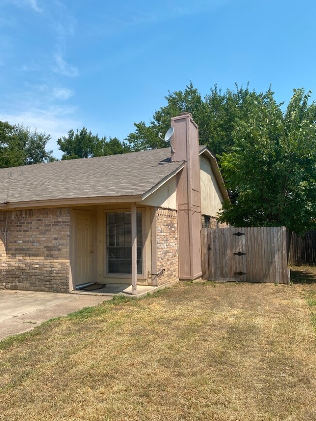 Primary Photo - KENNEDALE DUPLEX 3/2/1 HOME NEAR SCHOOL CO...