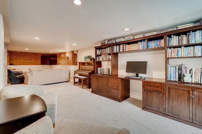 Building Photo - High End Remodel Near RiNo