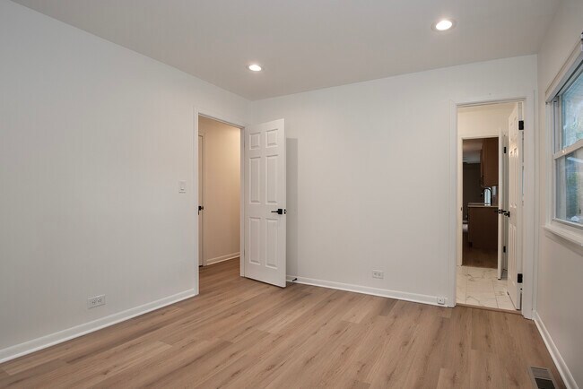 Building Photo - 1021 Lonsdale Rd