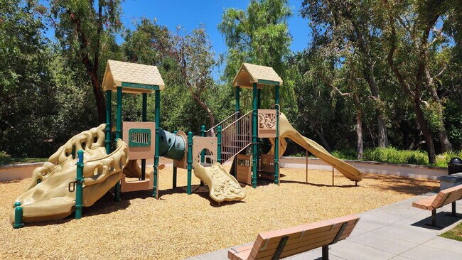 Building Photo - Gorgeous home on the Golf Course in a gated community.