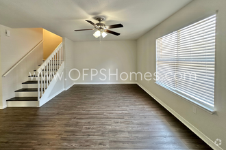 Building Photo - UPDATED FWB TOWNHOUSE AVAILABLE NOW!