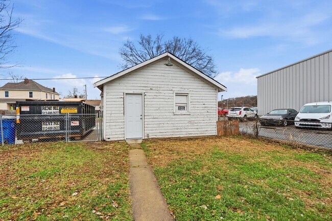 Building Photo - Three Bedroom Home in Hamilton!