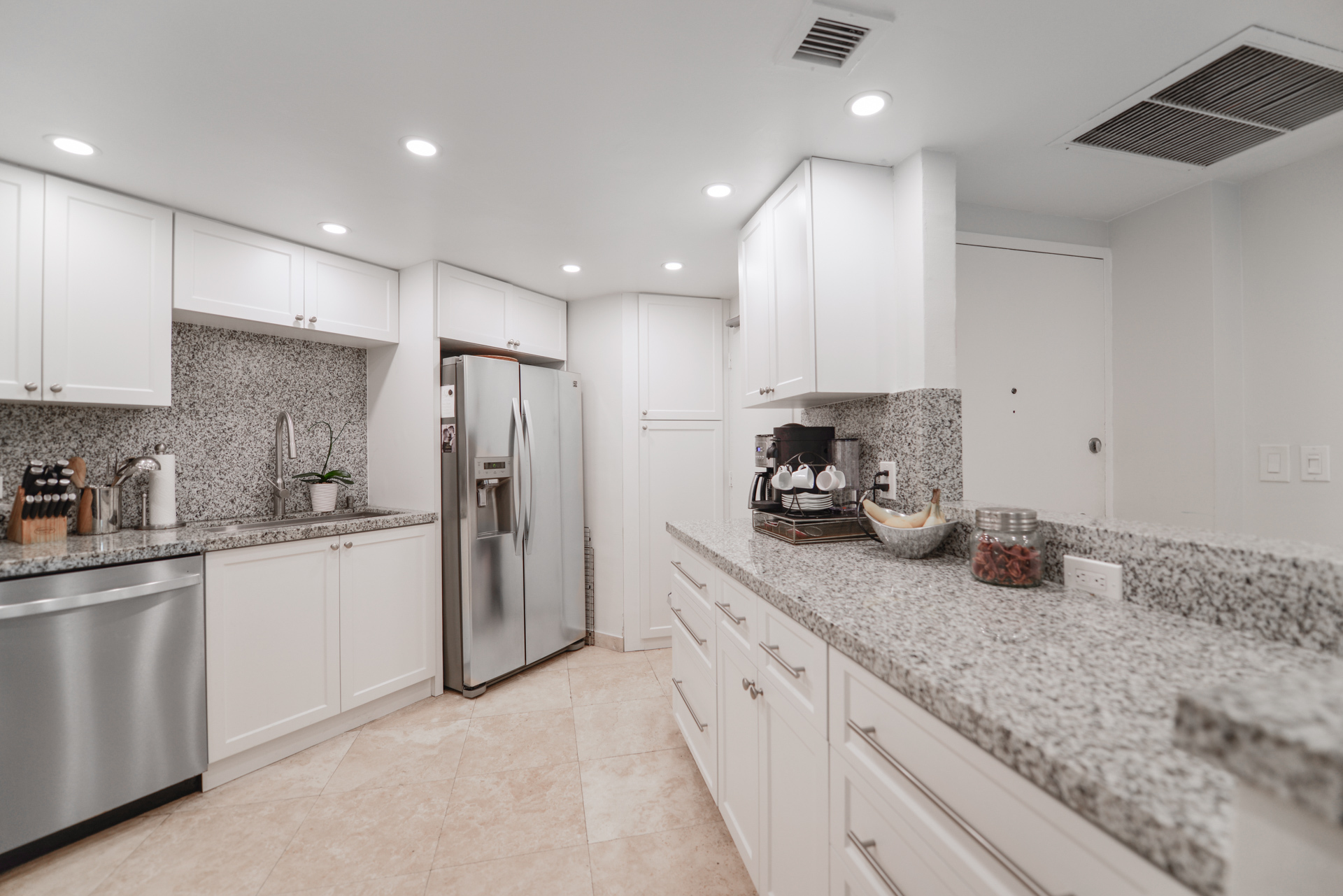 Building Photo - 905 Brickell Bay Dr
