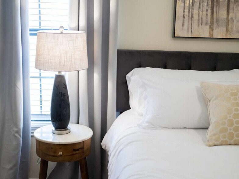 Building Photo - 2110 Loren Cir