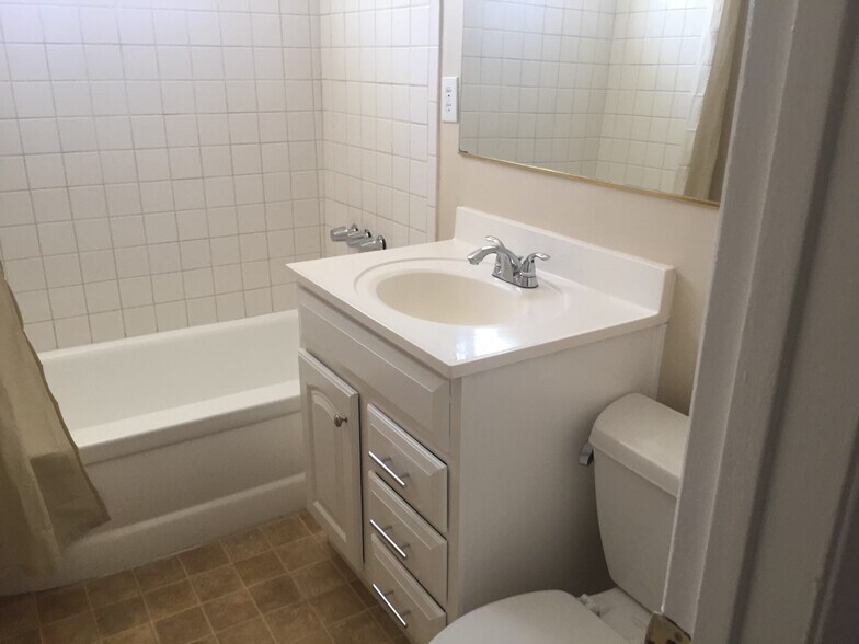 Building Photo - 630 Ridgeway Ln