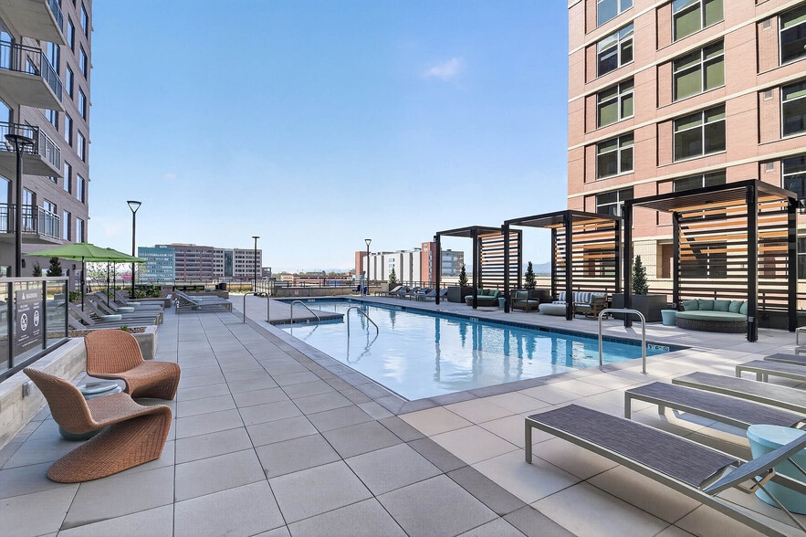 Poolside cabanas - AMLI Golden Triangle