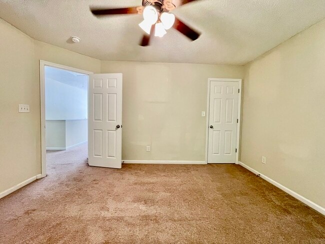 Building Photo - 806 Northwood Hills Ave