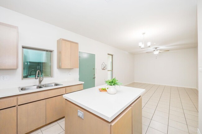 Building Photo - 1511 Don Camilo Blvd