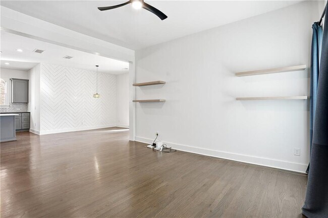 Building Photo - 1025 Oak St SW