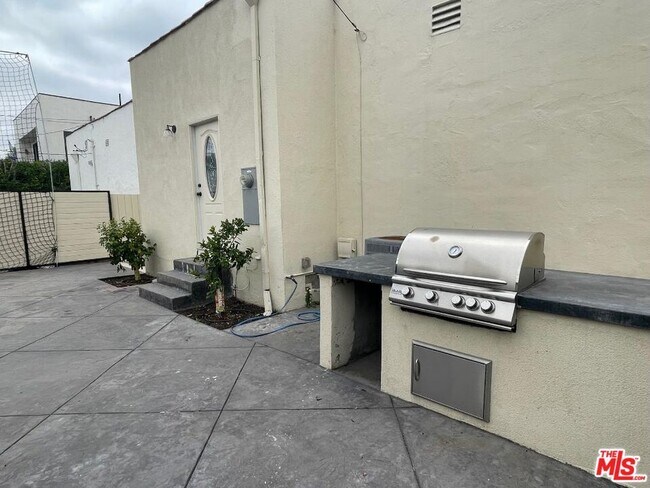 Building Photo - 422 S Clark Dr