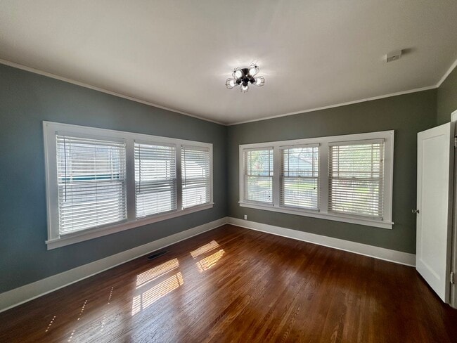 Building Photo - Absolutely stunning 1921 Craftsman style b...