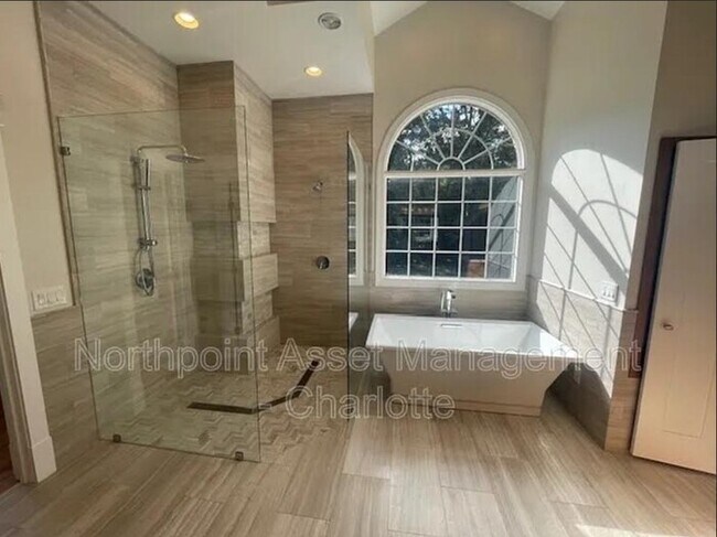 Building Photo - 3 bedroom custom home on tons of acreage w...