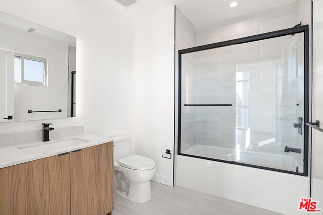 Building Photo - 164 Chestnut St