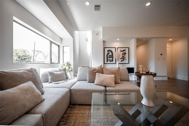 Building Photo - 2212 Francis St