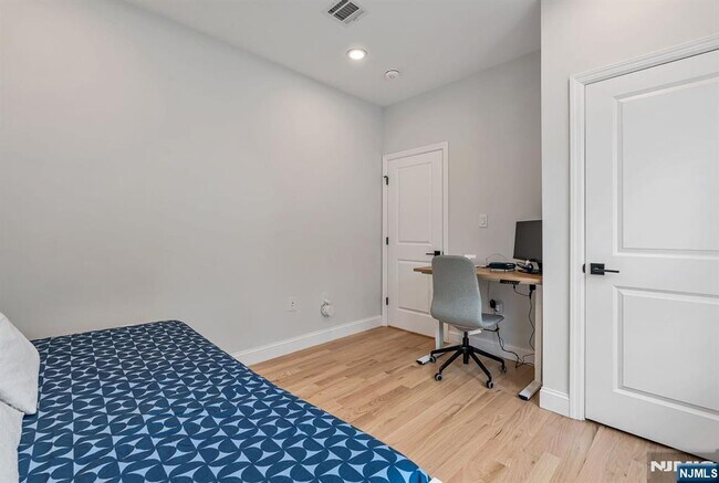 Building Photo - 765 6th Ave