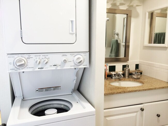 Building Photo - 1 Bedroom, 1 Bath Condo in the Heart of Waikiki – $2500/month