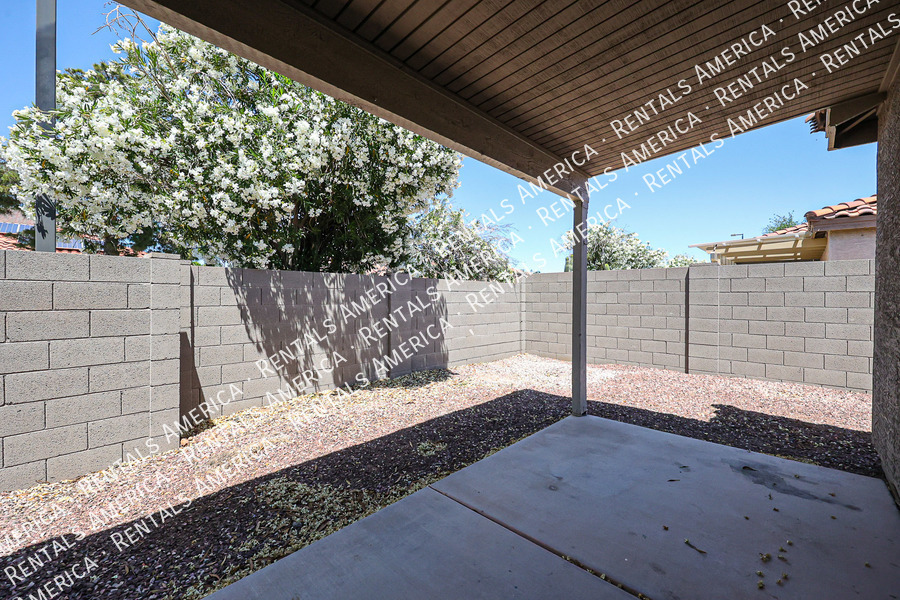 Building Photo - 2305 E Spruce Dr