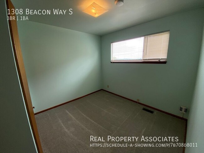 Building Photo - 1308 Beacon Wy S
