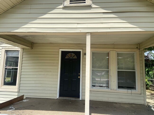 Building Photo - **ON HOLD**3 Bedroom / 2 Bathroom Home for...