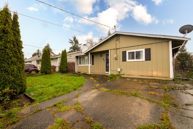 Building Photo - 938 E 65th St