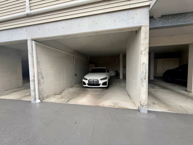 Building Photo - West Seattle Waterfront Condominium ~ West Beach Condominium