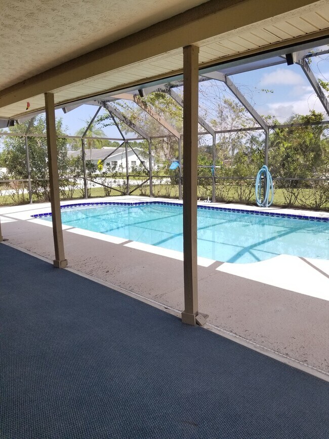 Building Photo - 3/2/1 with screened in patio/pool