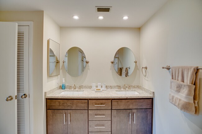 Building Photo - 5060 Harmony Cir