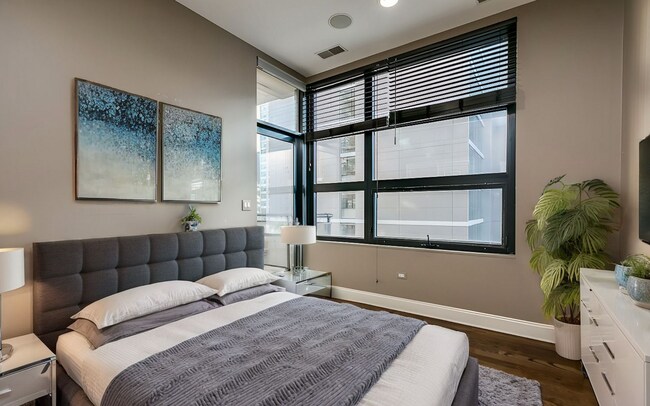 Building Photo - River North Stunning Furnished 2b2b Apartment
