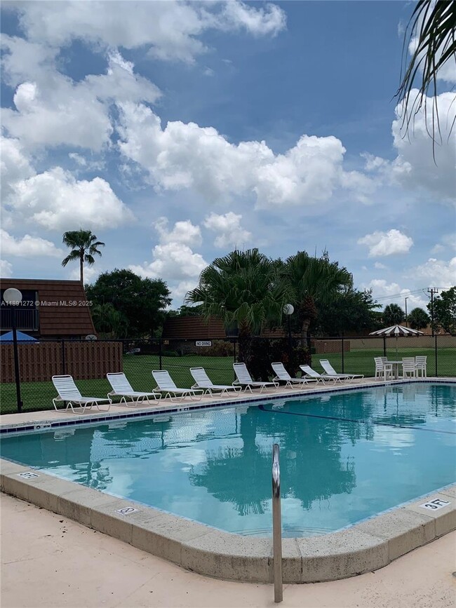 Building Photo - 2561 Camelot Ct