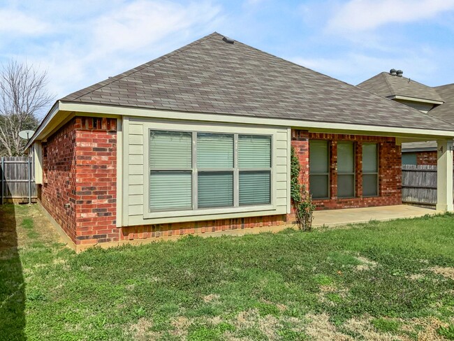 Building Photo - Spacious 3-Bedroom, 2-Bath Home with Flex ...