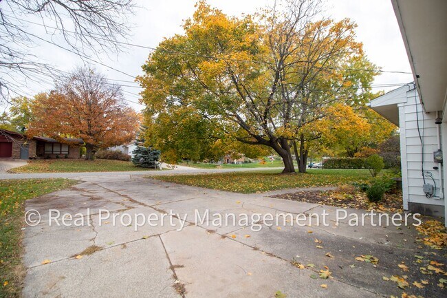 Building Photo - Fully Renovated 4 Bed, 2 Bath Home Near Breton Village