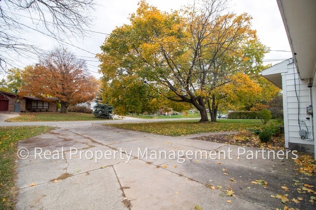 Building Photo - Fully Renovated 5 Bed, 2 Bath Home Near Breton Village