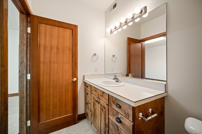Building Photo - "Spacious 4-Bedroom, 4.5 Bathroom 4792 sq. ft. Retreat with Scenic Views and Cozy Fireplace in St...