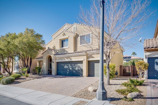 Building Photo - Gated single family home with 4 bed 3 bath...