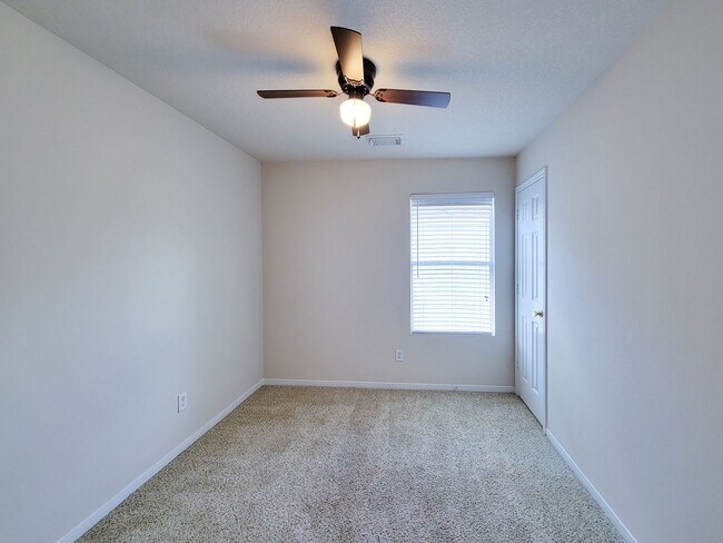 Building Photo - Well-Maintained Home with Spacious Layout ...