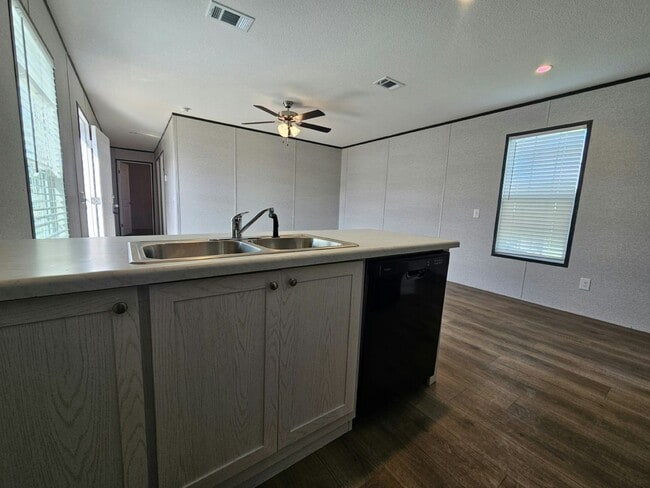 Building Photo - 507 Suwanee Dr