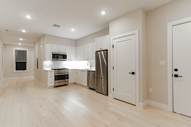 Building Photo - 196 Green St