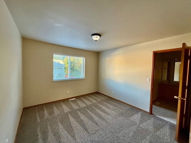 Building Photo - Charming 3 bed, 2.5 bath townhome located ...