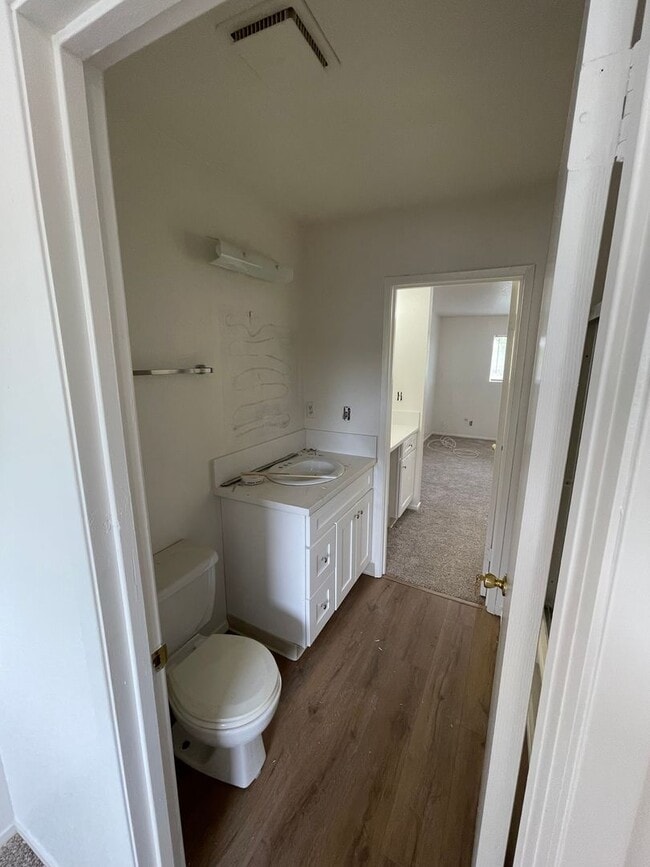 Building Photo - Charming Townhouse (2 Bed / 1.5 Bath)