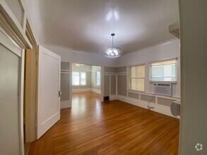 Building Photo - Pristine Flat In Midtown