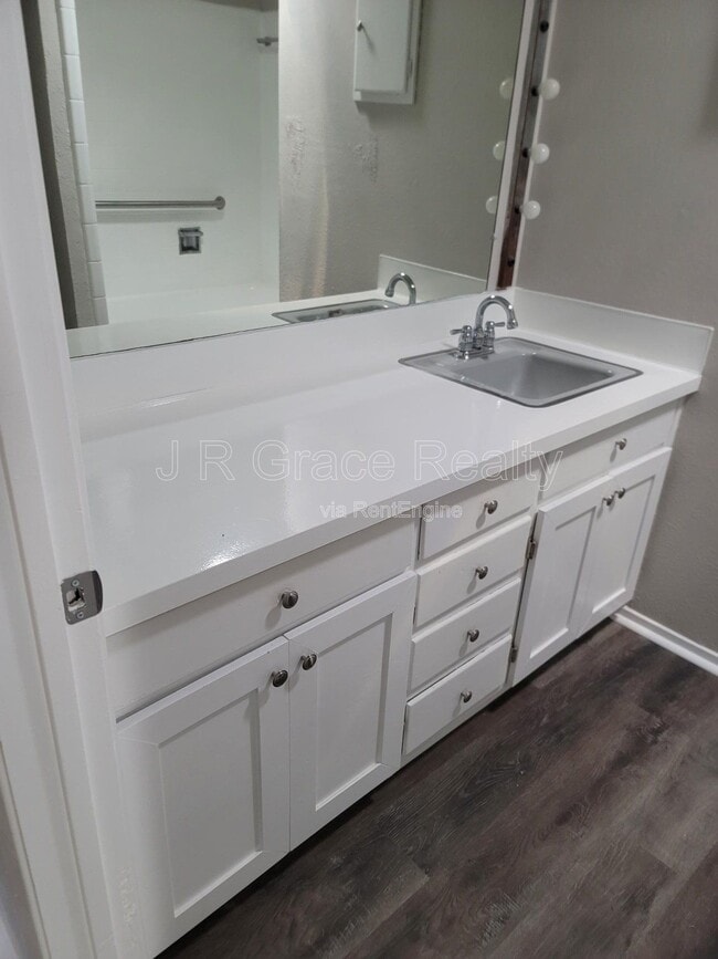 Building Photo - 2225 Charboneau Dr