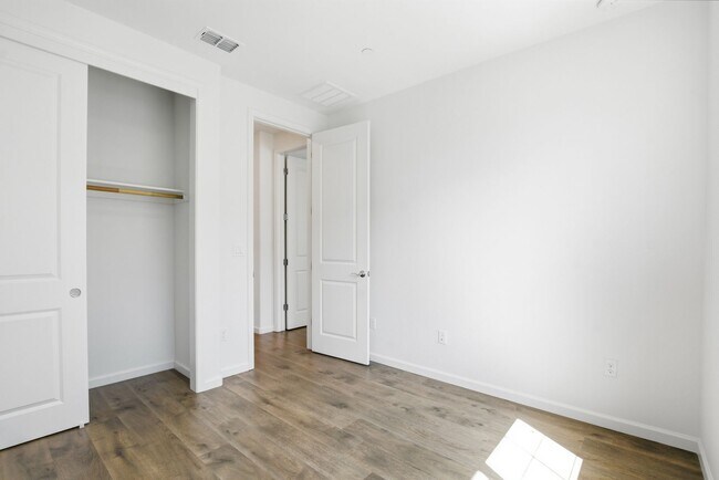 Building Photo - Spacious 3 Bed Townhome with Garage, A/C & Modern Finishes