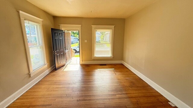Building Photo - CENTER TOWNSHIP 3 BEDROOM DUPLEX AVAILABLE NOW!  ACCEPTS SECTION 8