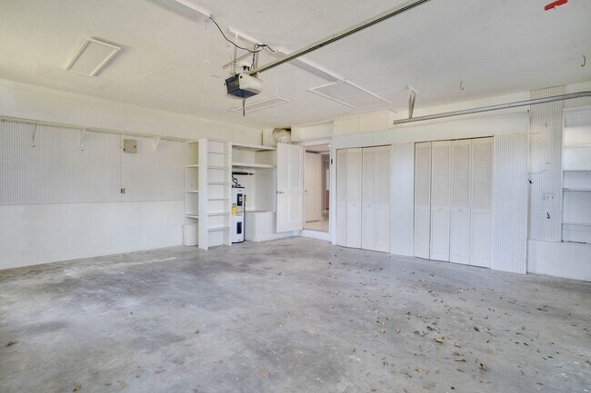 Building Photo - FOR RENT!!! STUNNING AND SPACIOUS SINGLE FAMILY HOME WITH LAKE VIEW...