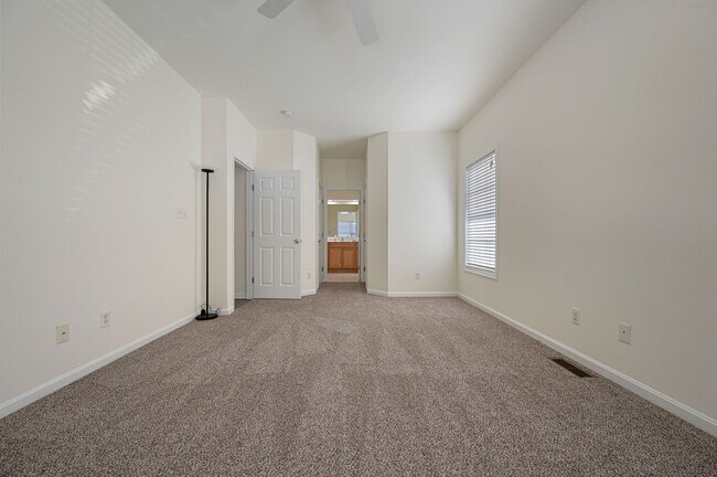 Building Photo - 15 Little Birch Dr