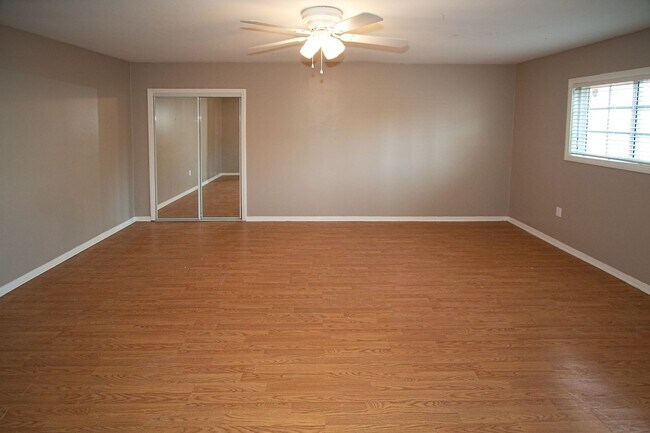 Building Photo - 4 Bedrooms and 3 Bathrooms in Winnetka