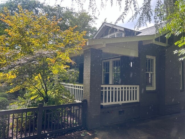 Building Photo - 2827 Wilmot Ave