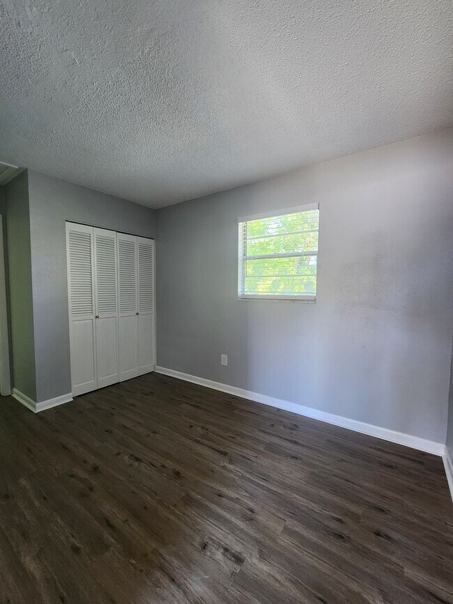 Building Photo - ** UNDER NEW MANAGEMENT **  1 Bedroom / 1 ...
