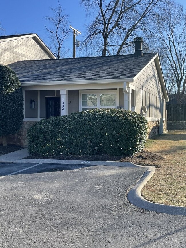 Building Photo - Luxury 2 bed condo, end-unit in a great location.  Updated kitchen and bathrooms and private patio